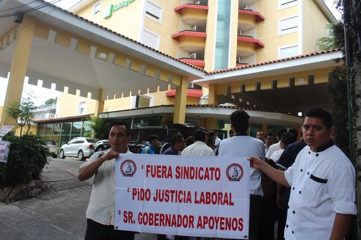 Trabajadores del Hotel Holiday Inn, en Cuernavaca, Morelos señalan violaciones a sus derechos laborales. Foto Rubicela Morelos 