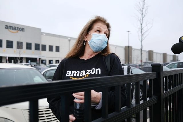 Trabajadores de Amazon en EU protestan para reclamar mayores medidas de seguridad e higiene, en un sector exigido por la crisis del nuevo coronavirus. Foto Afp 