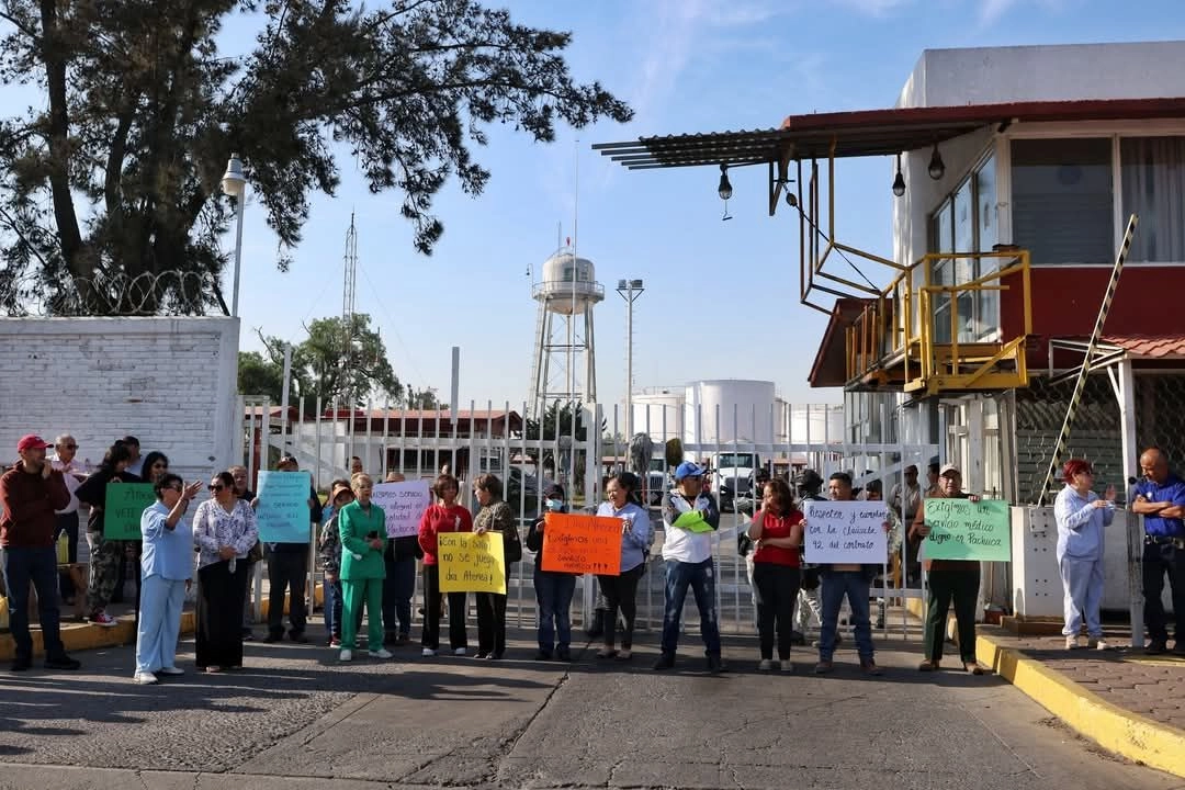 Empleados de de la terminal de almacenamiento de Pemex, en Pachuca protestaron por la falta de servicio médico en la planta.  Foto 