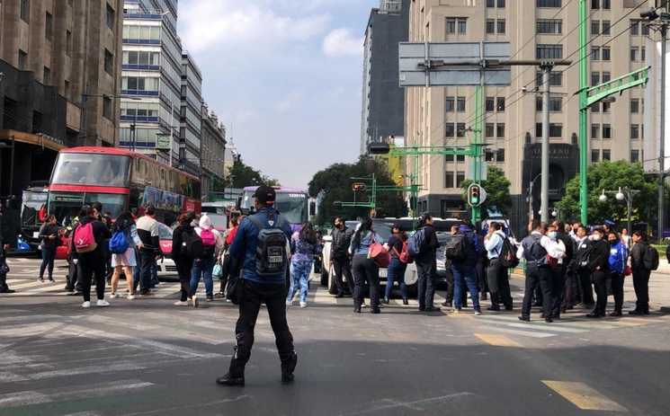 Bloque en Eje Central a la altura de 5 de mayo, en el Centro Histórico. Imagen 'La Jornada'