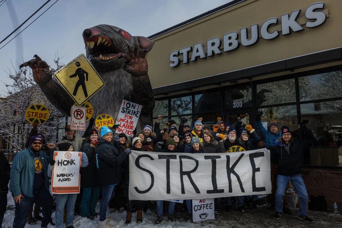 Trabajadores de Starbucks se manifiestan frente a un local de la cadena de cafeterías en Saint Paul, Minnesota. Foto Ap.