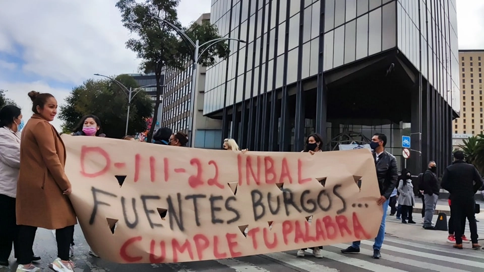 Protesta de trabajadores administrativos del Inbal, en el cruce de Reforma y Juárez. Imagen tomada de https://www.facebook.com/DIII22INBAL