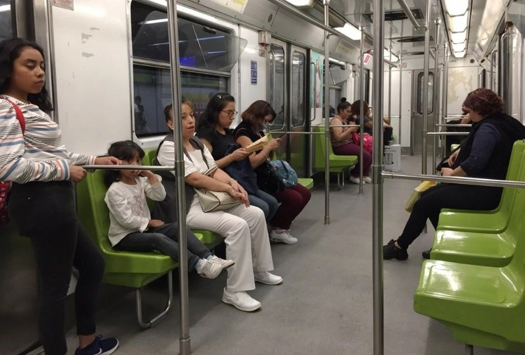 El Metro registra poca afluencia de usuarios debido a la Jornada de Sana Distancia que inició el pasado lunes en el país. La imagen en un vagón de la Línea 3 de dicho transporte público. Foto Cristina Rodríguez