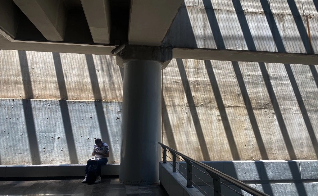 Personas toma un descanso en la Línea 12 del Metro, en la Ciudad de México. Foto Cristina Rodríguez / Archivo