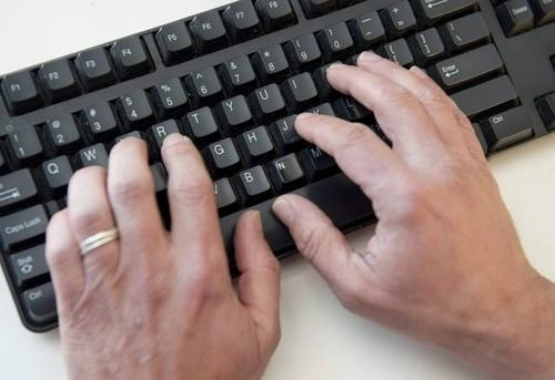 Al cierre de 2022, 8 de cada 10 ataques efectuados por hackers a empresas fueron logrados al vulnerar los sistemas de los empleados, reveló una encuesta de Fortinet. Foto Afp / Archivo