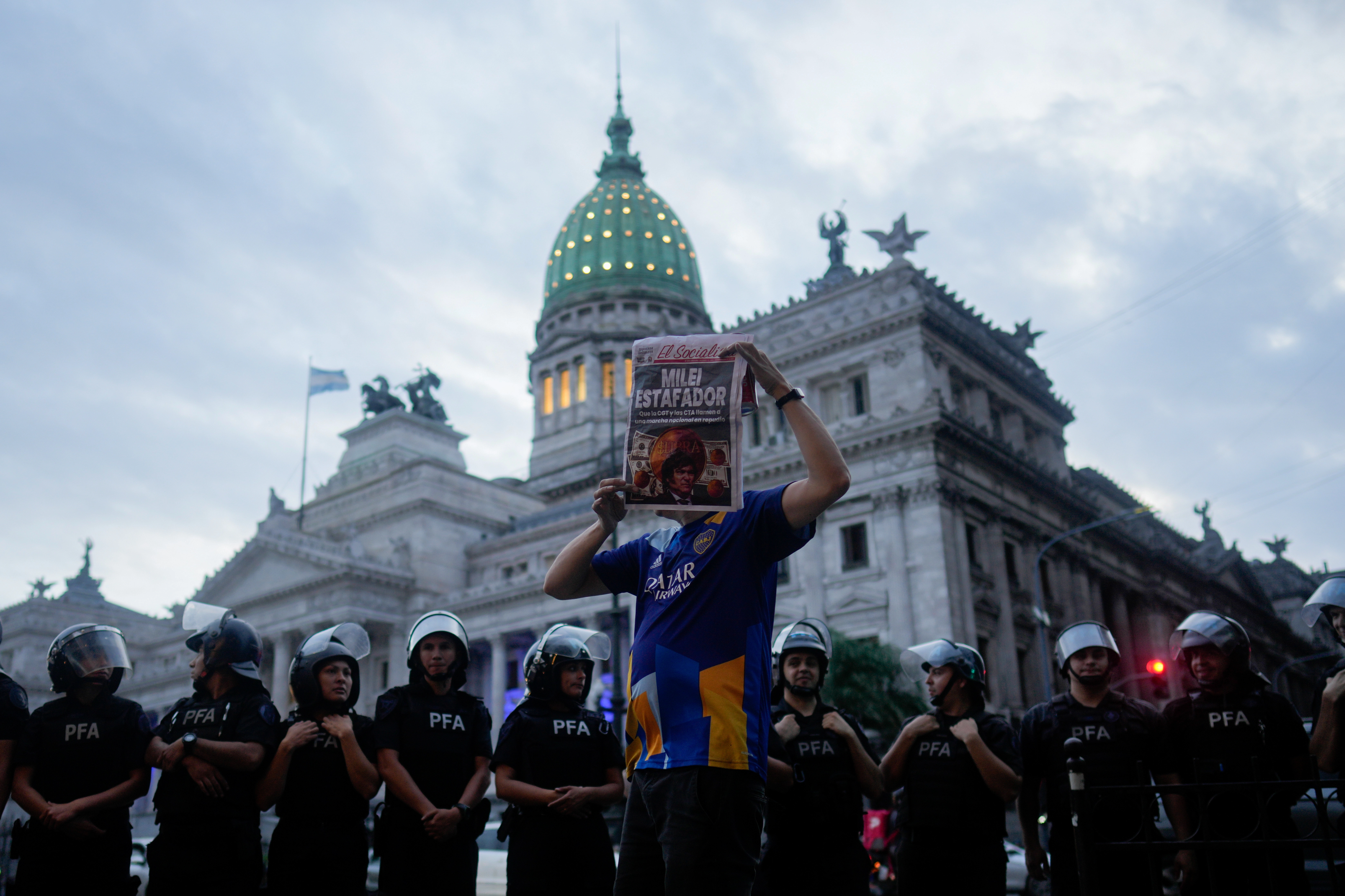 Protesta contra Javier Milei frente al Congreso argentino en Buenos Aires, el 26 de febrero de 2025. Foto 