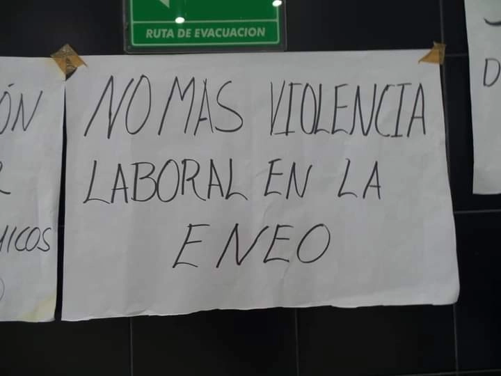 Dentro de las instalaciones fueron colocados carteles en contra de la violencia laboral. Foto Especial