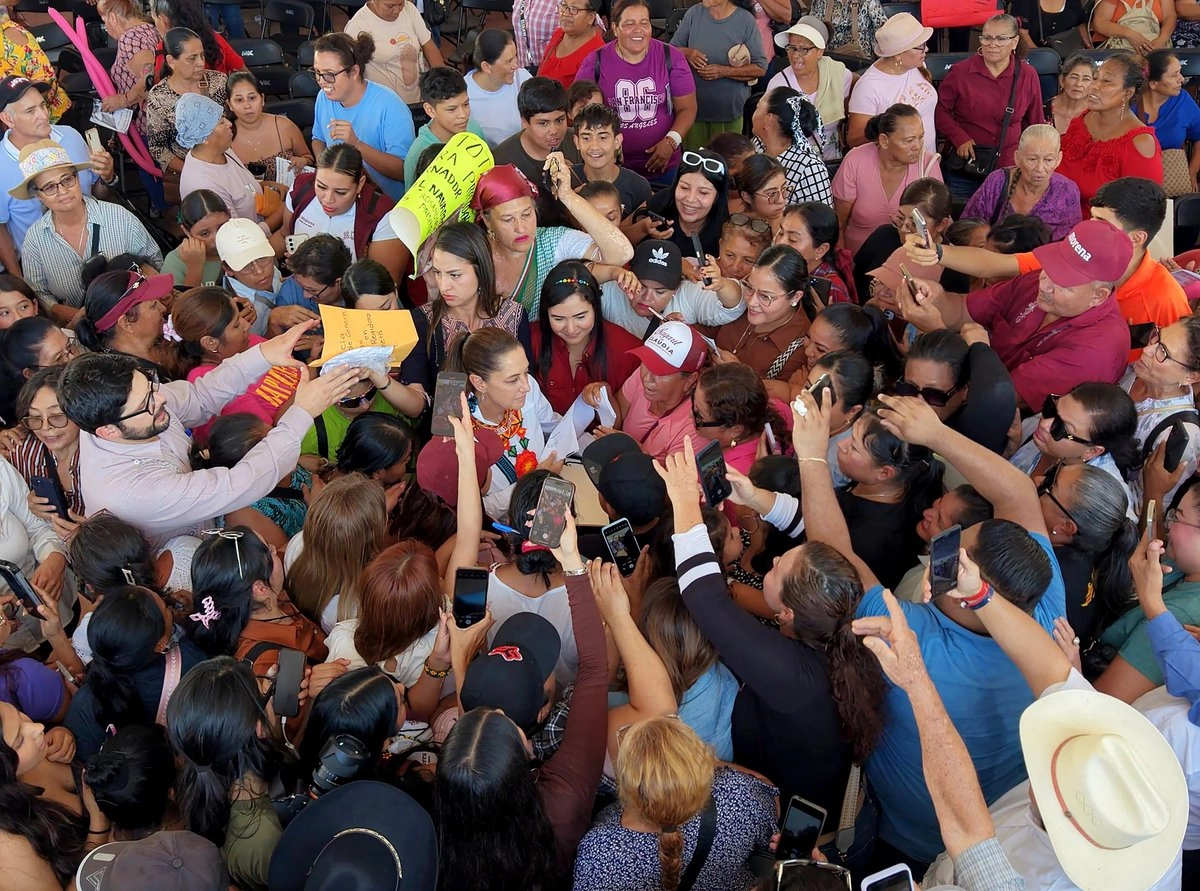 Días después de que fuera agredida en la Ciudad de México, la presidenta Claudia Sheinbaum fue arropada por cientos de nayaritas en Tepic, quienes recibieron escrituras de sus viviendas y constancias de reducción de deudas con el Infonavit o el Fovissste. La mandataria criticó a los opositores que creyeron que iban a derrotarla por ser mujer: Pues no, las mujeres somos fuertes, somos valientes y además estamos siempre cerca del pueblo. Más tarde, inauguró la autopista Tepic-Compostela junto con el gobernador Miguel Ángel Navarro.