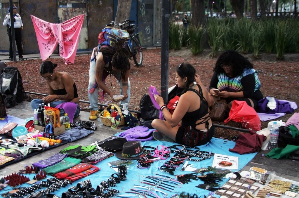 Mujeres Trabajando en el comercio ambulante en  la Alameda Central de la Ciudad de Mexico, el 7 de Marzo de 2024. Roberto García Rivas