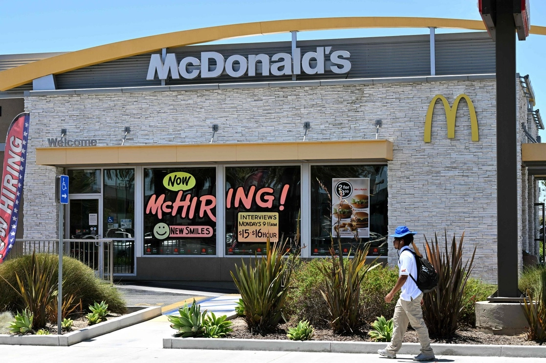 Anuncios de contratación afuera de un McDonalds en California. Foto Afp
