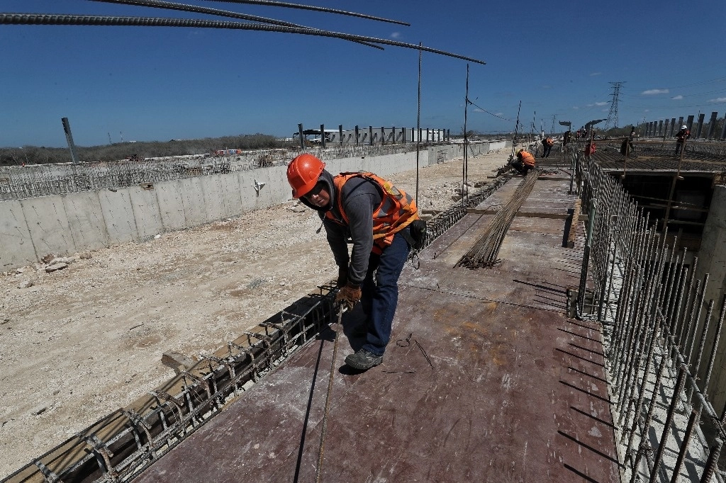 Según las cifras del Inegi, 4 millones 700 mil personas trabajan en la construcción. Foto Marco Peláez




