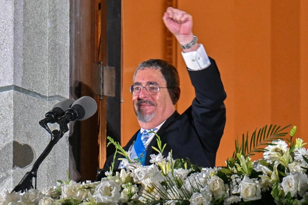 Desde el balcón del Palacio Nacional, en el centro de la capital, Arévalo pidió a los guatemaltecos acompañarlo en su gestión para rescatar las instituciones del país de la "corrupción", el 15 de enero de 2024. Foto Afp 