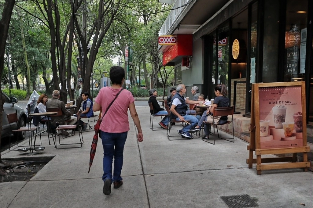 Los giros que más aperturas reportaron son preparación de alimentos como restaurantes, cafeterías y fondas. Foto Marco Pelaéz / Archivo