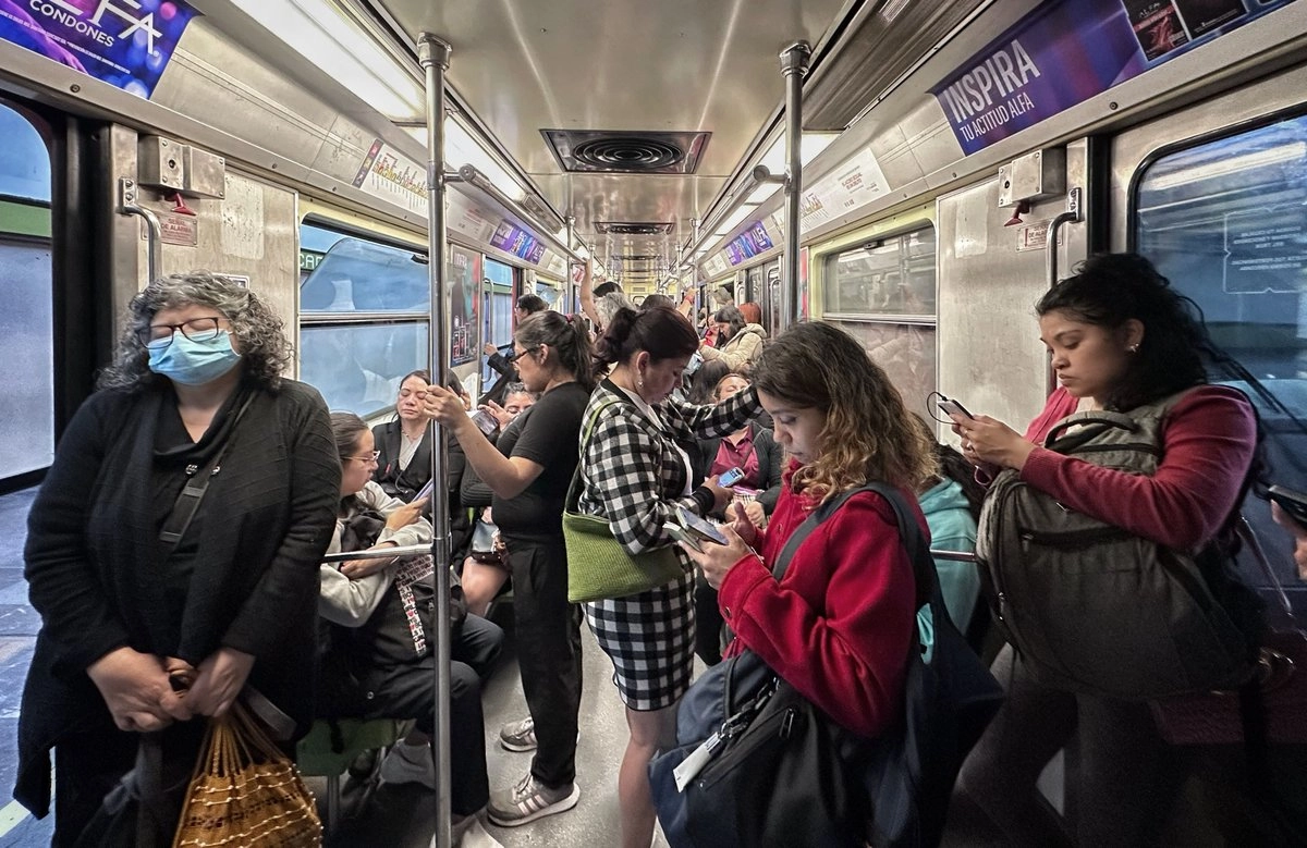 En el evento, realizado en el Centro de Trasferencia Modal Chapultepec, la titular del Ejecutivo local manifestó que no puede verse normal que una mujer suba al transporte con miedo a ser acosada o abusada o que alguien la videograbe sin su consentimiento. Foto 