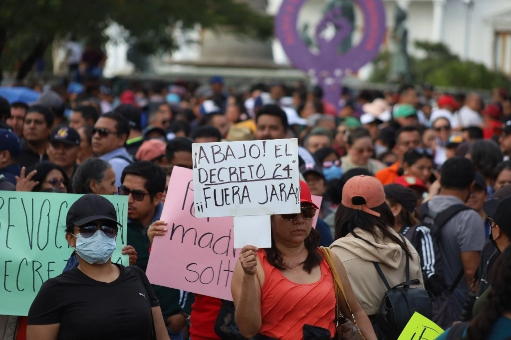 Miles de burócratas del gobierno de Oaxaca marcharon  en respaldo de los 677 ex trabajadores, cuyas plazas fueron suprimidas por decreto. Foto Jorge A. Pérez Alfonso