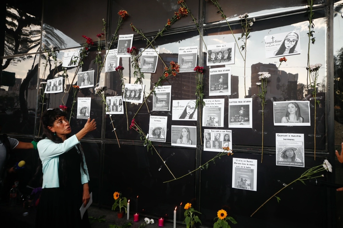 Protesta frente a la FGR en CDMX por el asesinato de la joven Debanhi Escobar. Foto Víctor Camacho