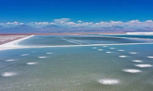 Estanques de salmuera y áreas de procesamiento del yacimiento de litio de la firma chilena Sociedad Química Minera, en el desierto de Atacama, en septiembre pasado. Foto Afp