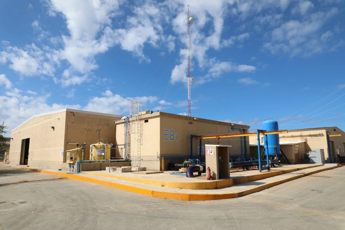 Debido a la carencia de agua potable en Baja California Sur, el Congreso del estado aprobó ampliar la planta desalinizadora de Cabo San Lucas, que actualmente depura 400 litros del líquido por segundo. Foto Raymundo León