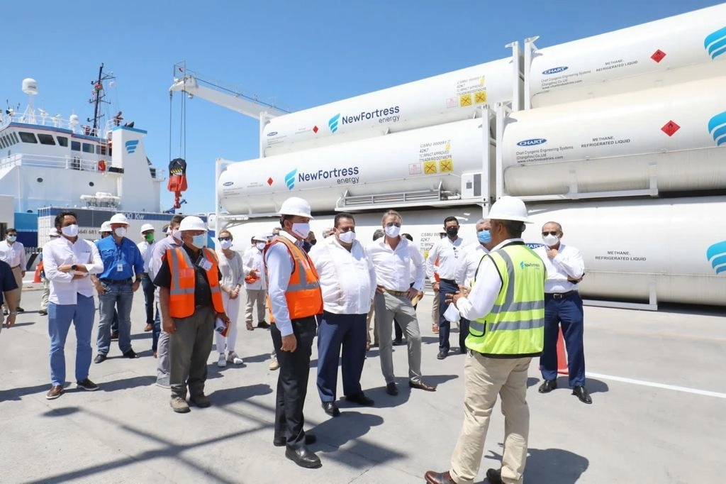 Durante la apertura de la terminal de gas estuvo presente el gobernador Carlos Mendoza y el presidente de NFE, We Edens. Foto Cortesía