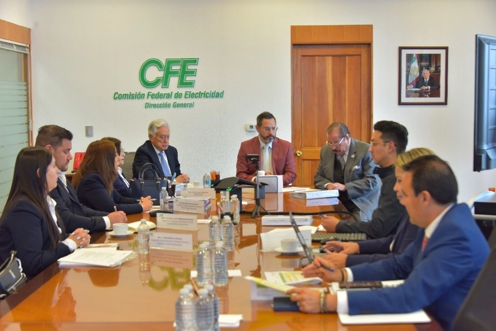 El director de CFE, Manuel Bartlett Díaz, y la directora de Generación I, Emilia Calleja Alor, encabezaron el Consejo de Administración donde presentaron sus principales resultados durante 2023. Imagen difundida por CFE 