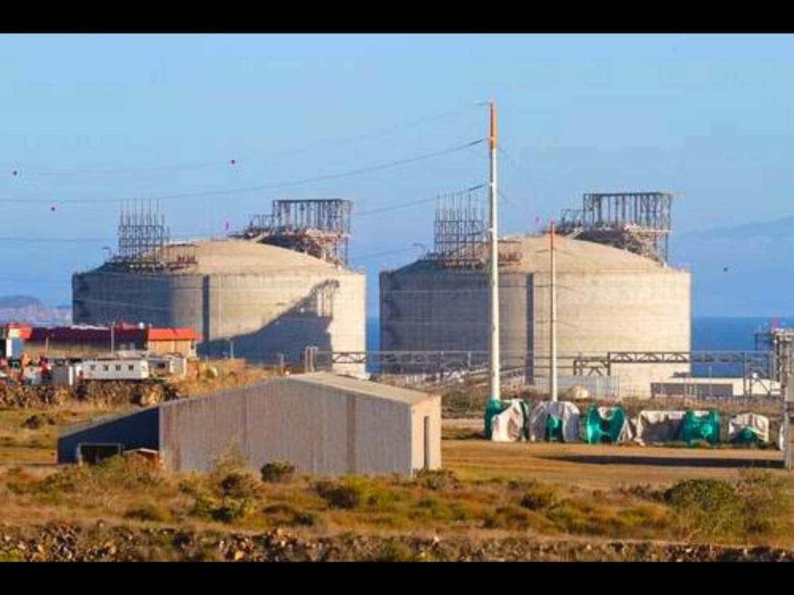 Dos tanques de procesamiento de gasla de la empresa Energía Costa Azul, propiedad de Ienova, filial del consorcio estadunidense Sempra Energy, en Ensenada, BC. Foto La Jornada Baja California 