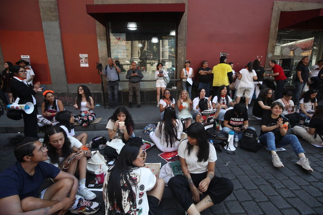 Personas en contra de la tauromaquia se manifiestan afuera del Congreso de la CDMX, el 14 de marzo de 2025. Foto 