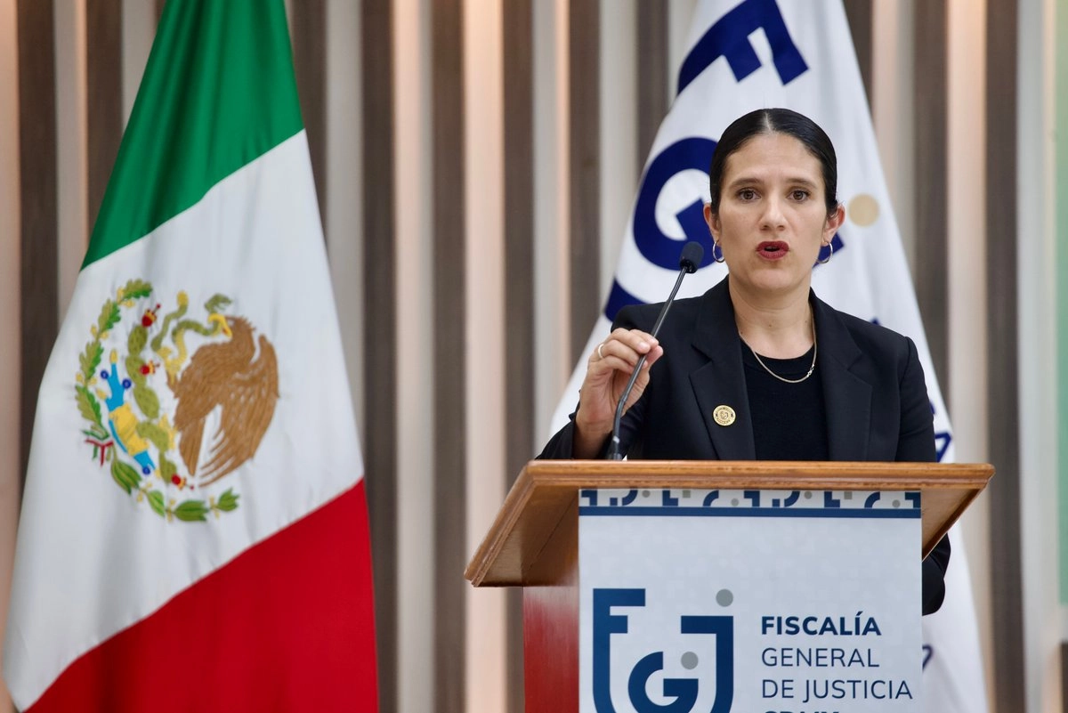 Bertha Alcalde, titular de la FGJ CDMX, señaló que de acuerdo a las investigaciones sobre el estallido de la pipa en Iztapalapa, el conductor de la unidad llevaba manejando seis horas y 20 minutos, con un descanso de 15 minutos, y según la norma, debe descansar media hora por cada cuatro horas conducidas. Foto 