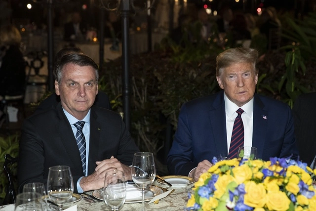 El presidente de Estados Unidos, Donald Trump defendió al ex mandatario de Brasil Jair Bolsonaro de las acusaciones de confabular un plan golpista. Foto Ap
