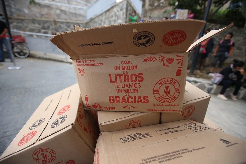 "Sello Rojo" hizo entrega de 11 mil kits de productos lácteos que se entregarán a familias vulnerables. Foto tomada del Twitter @ZapopanGob