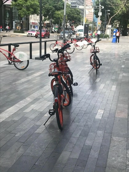 Bicicletas sin anclaje de la marca Mobike han reaparecido en la calles de la Ciudad de México obstruyendo el espacio público y peatonal. Foto Bertha Teresa Ramirez 