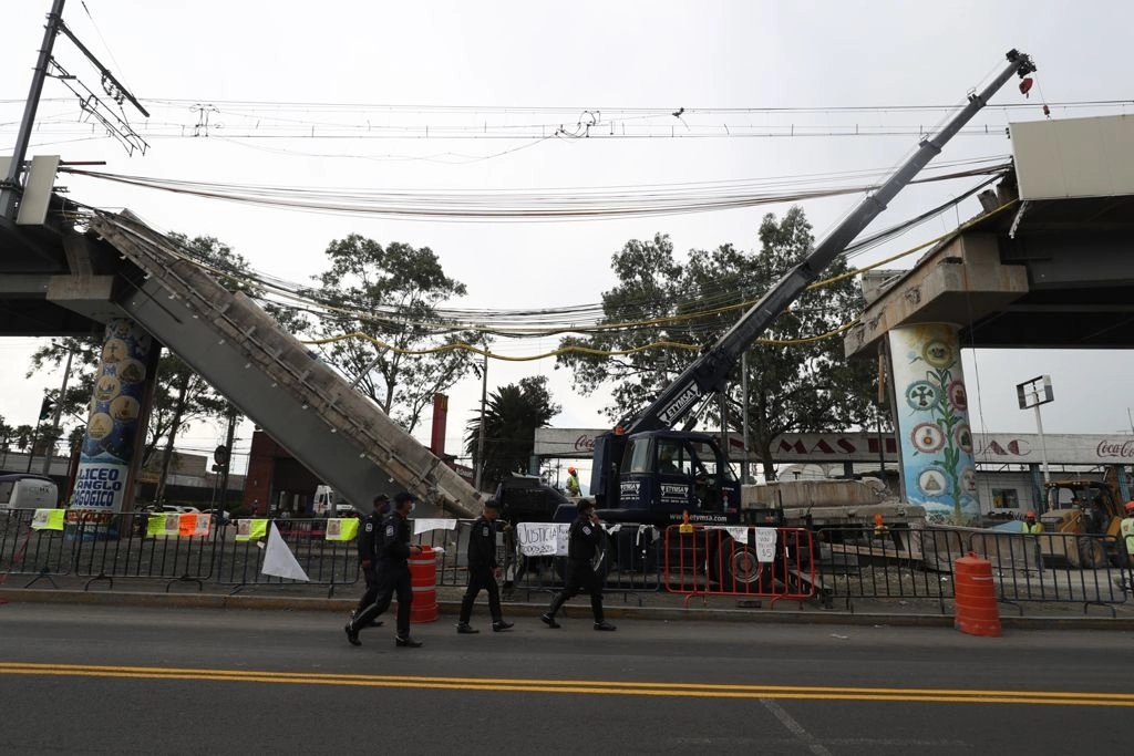 Trabajos de remoción de escombros en la zona del colapso. Foto Yazmín Ortega Cortés