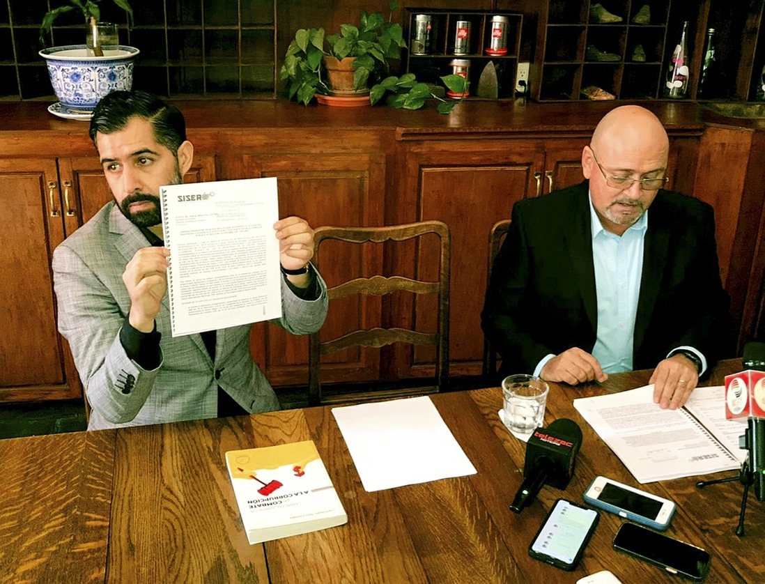 Joaquín Fernando Lechuga Moreno, director adjunto de la empresa Sistemas y Servicios para Alumbrado Público Municipal (SISER), y su abogado Jorge Rada. Foto Alfredo Valadez Rodríguez