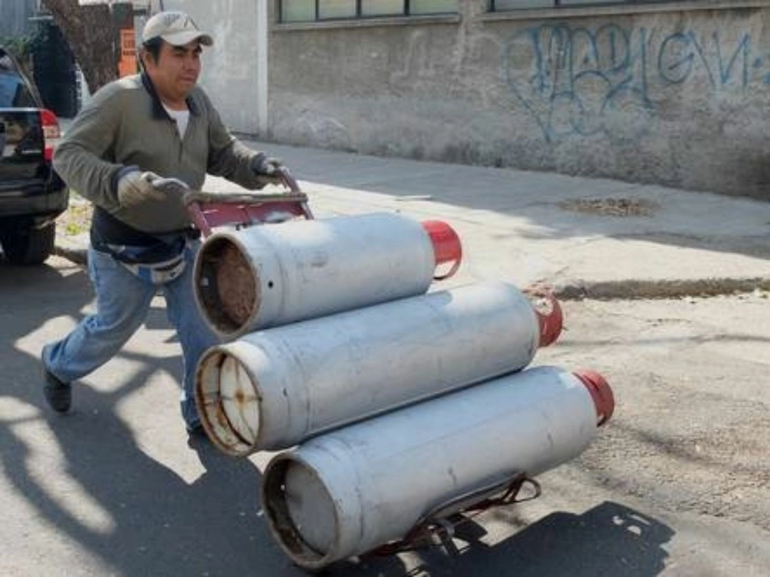 Vendedor de gas en cilindros en la Ciudad de México. Foto María Luisa Severiano