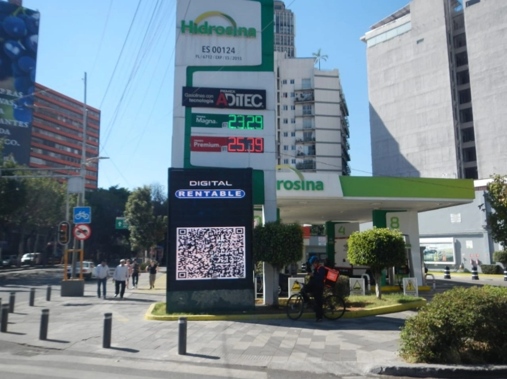 Vecinos de tres alcaldías rechazan la instalación de anuncios luminoso en estaciones de gasolina. Foto La Jornada
