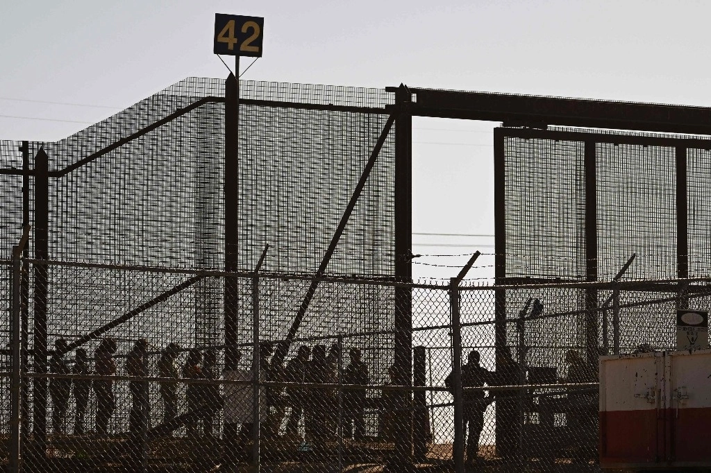 Por la “crisis migratoria”, el cruce de territorio a la Unión Americana sigue afectado para vehículos en el puente uno. Foto Afp / Archivo