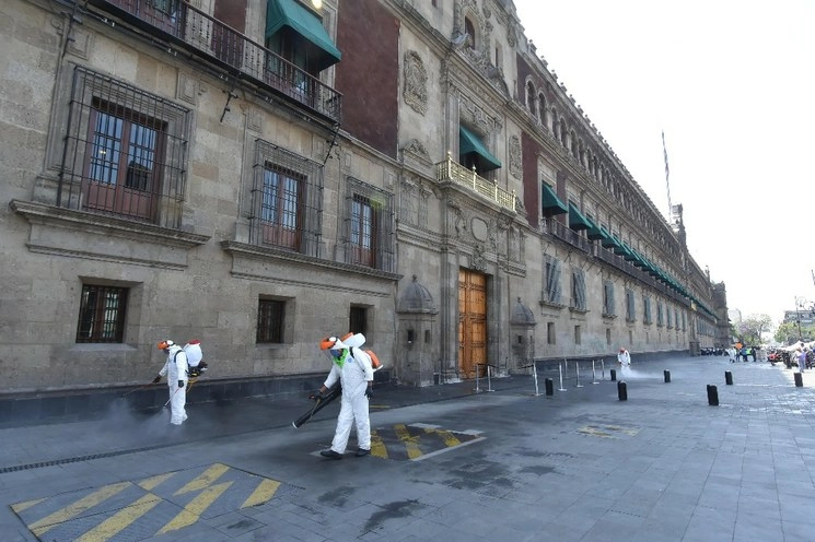 Personal del gobierno capitalin  realiza sanitización en diferentes puntos de la Ciudad de México. Aquí, afuera de Palacio Nacional. Foto Alfredo Domínguez