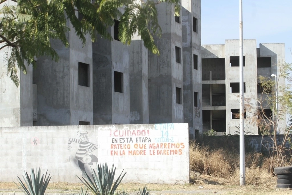 Grafitti realizado por habitantes de una unidad habitacional construida en Tlajomulco de Zúñiga, Jalisco. La imagen corresponde a 2018. Foto Arturo Campos Cedillo 