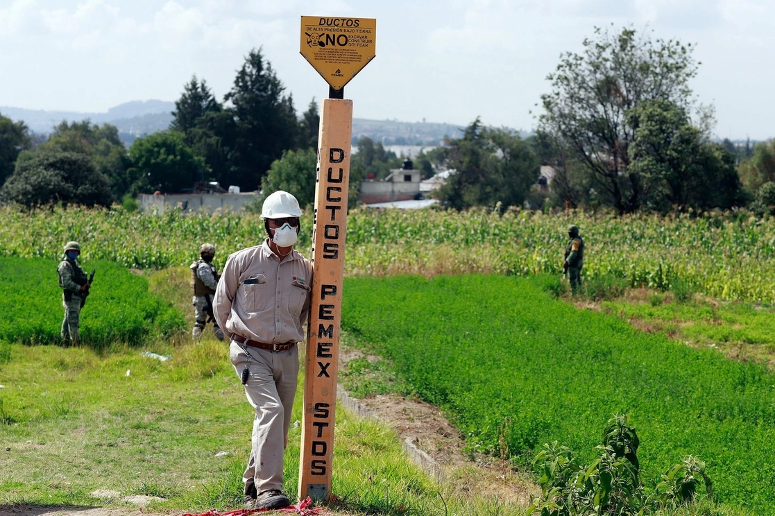Elementos de la Sedena muestra un túnel que ocupaban huachicoleros para sustraer ilegalmente Gas LP. Foto Cuartoscuro / Archivo