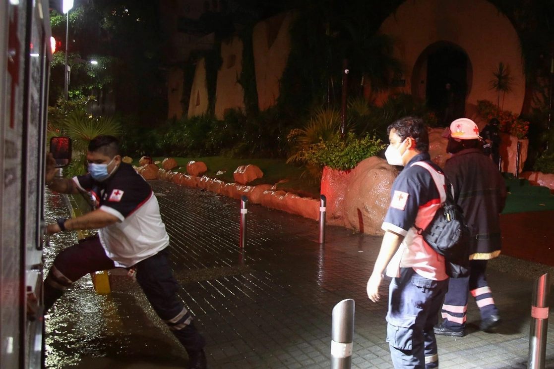 Personal médico y bomberos acudieron a la discoteca Baby'O para contener el incendio y atender a lesionados, el 29 de septiembre de 2021. Foto Cuartoscuro