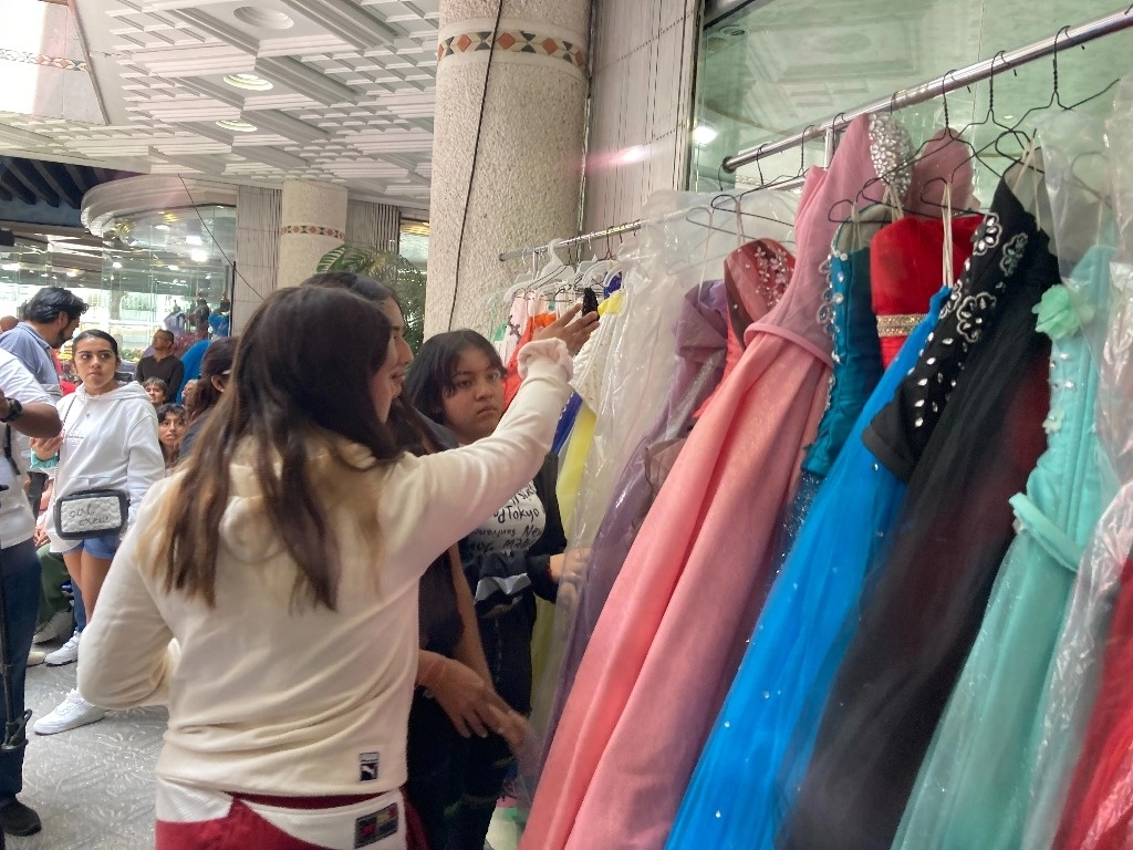 Las jóvenes escogen los vestidos de XV años que usarán en la celebración que se realzará el 30 de agosto de 2024 en el penal de Santa Martha. Foto Bertha Teresa Ramírez 
