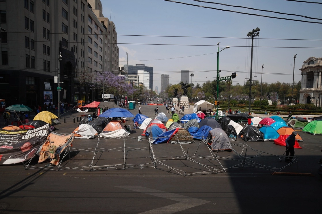 Plantón de triquis de Oaxaca sobre el Eje Central, el 15 de abril de 2021. Foto Cristina Rodríguez