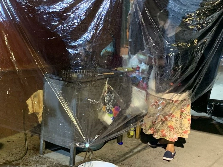 Un puesto ambulante de venta de quesadillas durante el semáforo naranja, en calles de la Ciudad de México. Foto José Antonio López