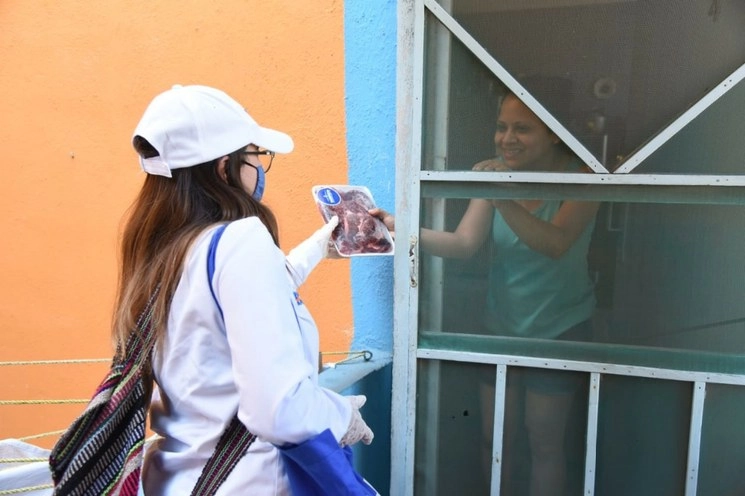 A través del programa #TampicoTeNecesita, el sector empresarial del municipio reparte despensas a las familias afectadas económicamente por la pandemia de Covid-19, acciones que el gobierno municipal apoyará duplicando el apoyo que se otorgue. Foto ‘La Jornada’