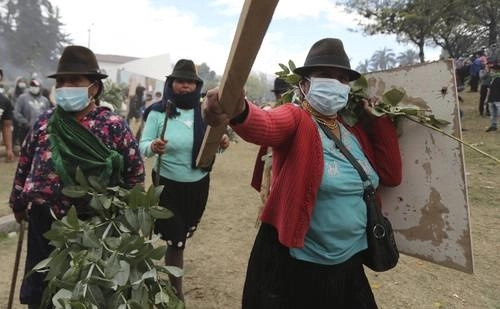 En imagen de archivo, 
mujeres indígenas llegan a Quito para unirse a una protesta. Foto Ap