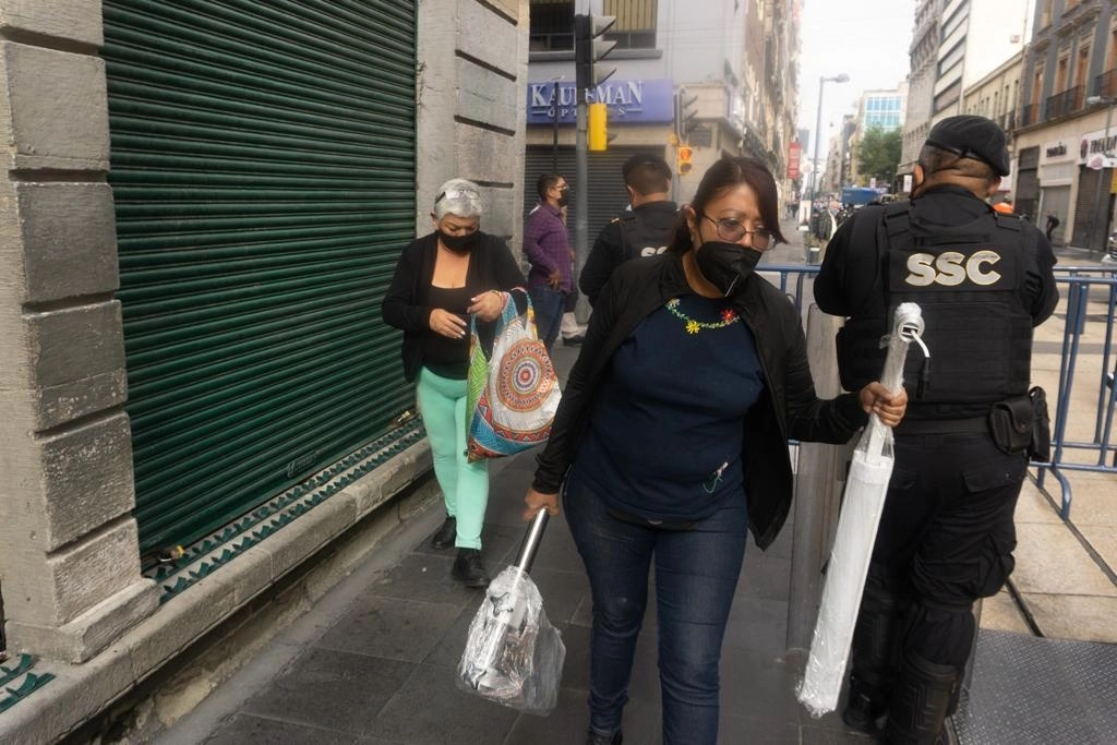 Elementos de la SSC restringen el acceso peatonal en la avenida Madero, en dirección al Zócalo del Centro Histórico de la Ciudad de México, el 16 de agosto de 2021. Foto Pablo Ramos