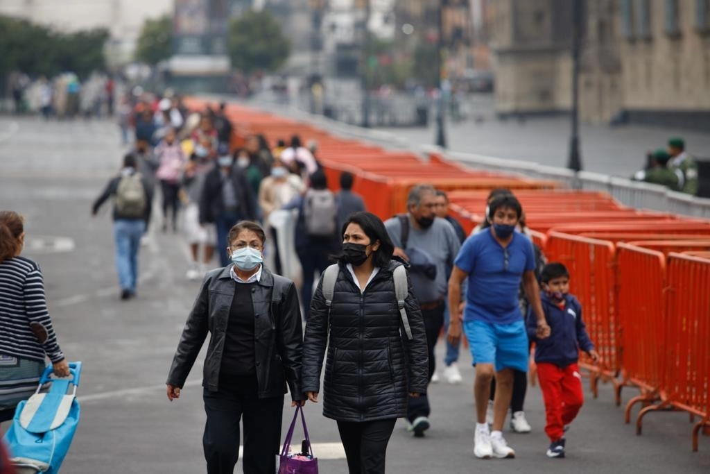 Ciudadanos atraviesan el Zócalo capitalino durante un día nublado, el 18 de julio de 2022. Foto Pablo Ramos