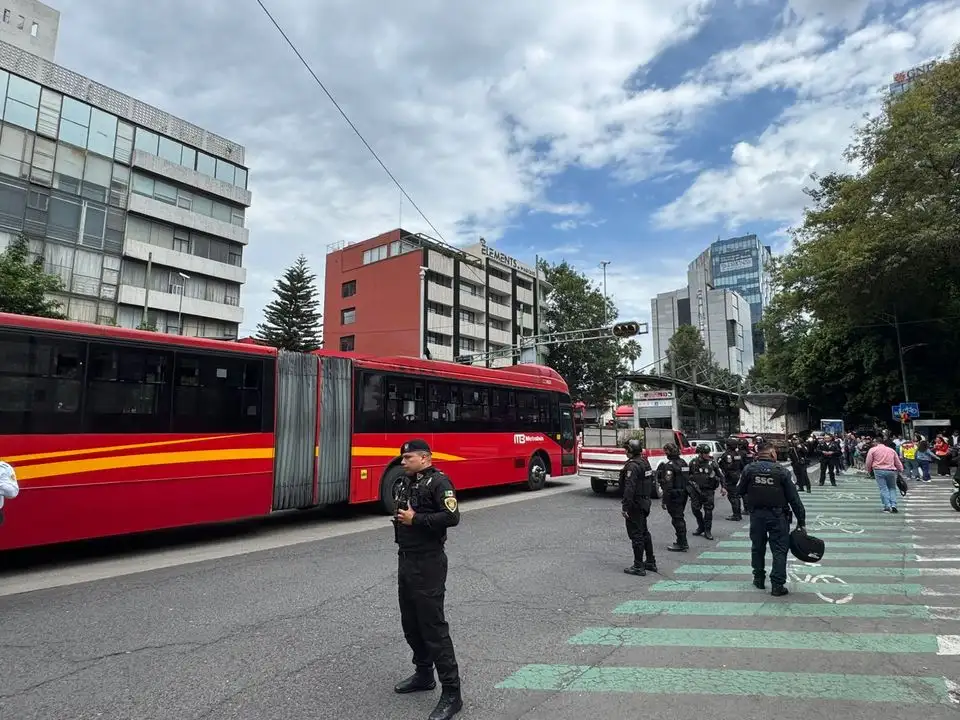 Empresarios y trabajadores de diferentes alcaldías terminaron su bloqueo en la avenida Insurgentes, al cruce con Eje Seis, tras protestar contra el Invea, al señalar que han sido víctimas de presuntas extorsiones y mal manejo de dicho instituto, el 2 de julio de 2025. 
