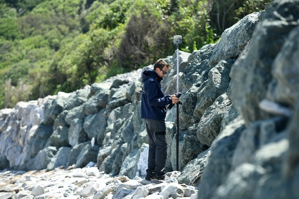 Cada primavera examinan playas, dunas y arrecifes con sus instrumentos de medición: los técnicos del mapa del Observatorio de la Costa de Nueva Aquitania el retroceso del litoral, que amenaza viviendas y negocios, para ayudar a definir estrategias de desarrollo, el 20 de junio de 2024. Foto Afp