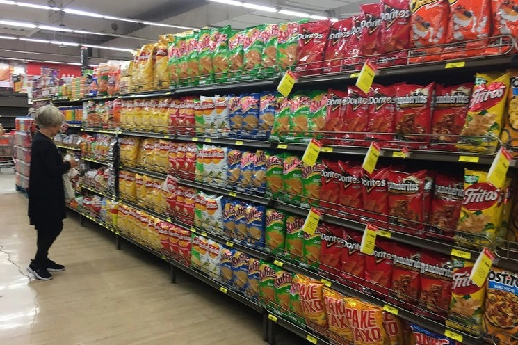 El pasillo de botanas dentro de un supermercado de la Ciudad de México. Foto José Antonio López / archivo