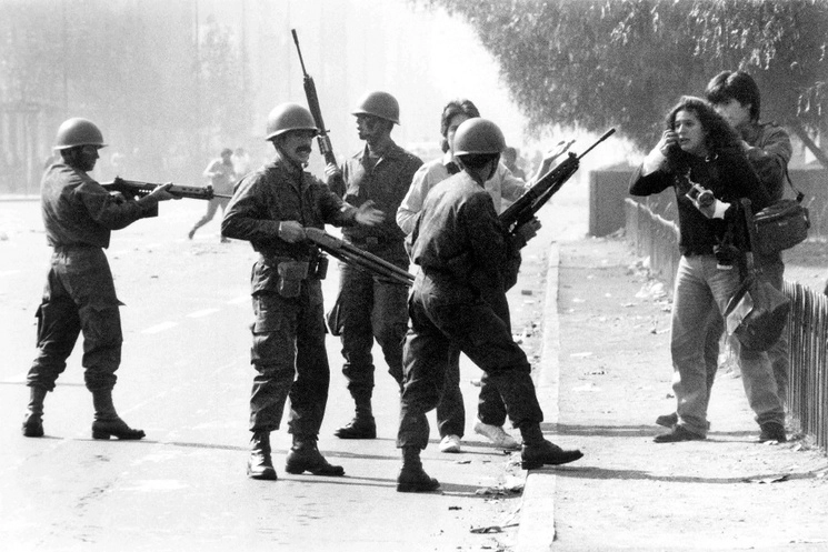Soldados reprimieron el 20 de mayo de 1986 una manifestación por la paz en la avenida Alameda, en el centro de Santiago, y arrestaron a periodistas. Foto Ap